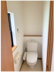 トイレ　階段を降りなくてもいいので、高齢者の方も便利です。１階は便利な温水洗浄便座できれいさっぱり！