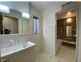 洗面台・洗面所　シャワー付き洗面化粧台です。鏡の裏には収納スペースがありますのでスッキリと片付きますよ！