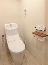 トイレ　快適な温水洗浄機能付きの便座となっております♪