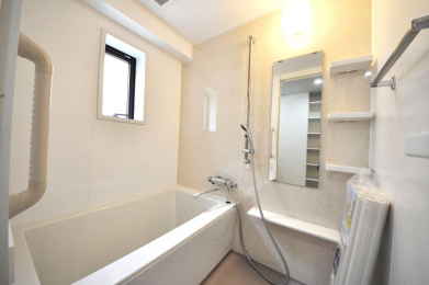 浴室　マンションには珍しい窓付きで、換気がしやすいシステムバス。風呂釜は新調済みです☆