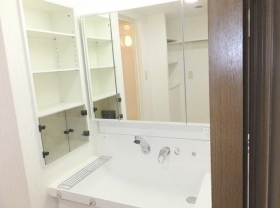洗面台・洗面所　洗面台は三面鏡タイプです！鏡裏は収納スペースになっております！