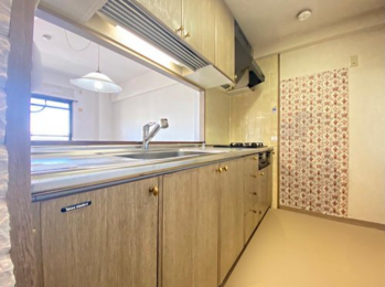 キッチン　木目調の素敵なカウンターキッチンです♪
吊戸棚もあり収納に便利です。