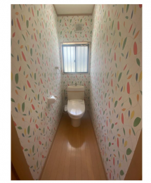 トイレ　ポップなカラーの壁紙が素敵ですね^^