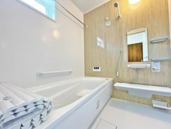 浴室　浴室暖房乾燥機・オートバス付きの浴室。アクセントパネルが素敵です☆バスタブは半身浴も可能なステップ付き。癒しの時間をお過ごしください☆