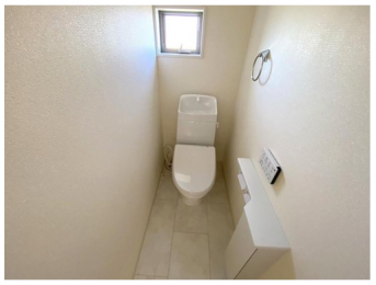 トイレ　各階にトイレございます☆
温水洗浄便座ですので、寒い日も温かい便座で安心して使用していただけますよ！