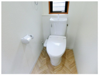 トイレ　床はアクセントデザインとなっており、オシャレで落ち着いた空間になりました♪