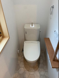 トイレ　（5号棟）寒い冬でも温かい便座とシャワーで快適な温水洗浄便座付トイレ！