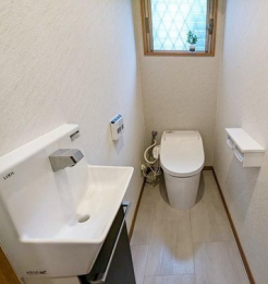 トイレ　白を基調としたデザインで清潔感のある空間でほっと一息つける空間となっております☆