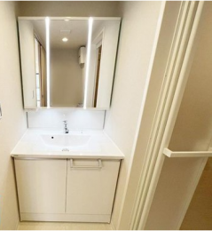 洗面台・洗面所　鏡の裏にはスペースがあり、収納も豊富にございます！