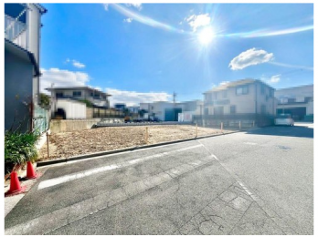 �O�ʓ��H�܂ތ��n�ʐ^�@�y�[���̏Z��ݔ��z
���փX�}�[�g�R���g���[���L�[�E���������@�E�p���g���[�E�Ԍ˕W�����ڂȂ�