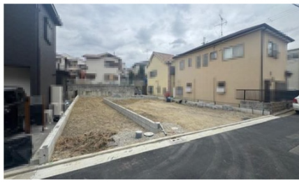 �O�ʓ��H�܂ތ��n�ʐ^�@LDK18���I�_�C�j���O�e�[�u����\�t�@�[��z�u���Ă���Ƃ肪����A�������߂����郊�r���O(^^��