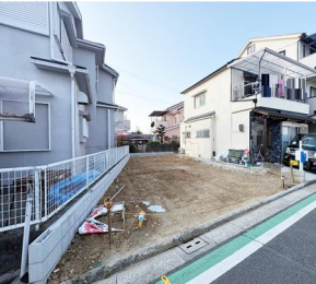 �O�ʓ��H�܂ތ��n�ʐ^�@���r���O�K�i�͂��Ƒ��̏o���肪������A����A������R�Ɗ�����킹�鎖���ł����S�ł�(��^^��)