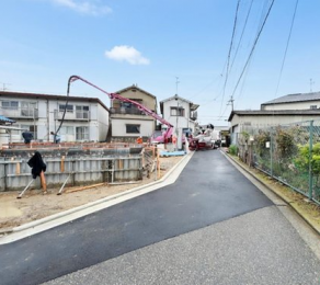 �O�ʓ��H�܂ތ��n�ʐ^�@�L�b�`���̓��r���O�S�̂ɖڂ��͂��Ζʎ���
�Ƒ��c���̒��ŉƎ��₨�������o���܂���(��^^��)